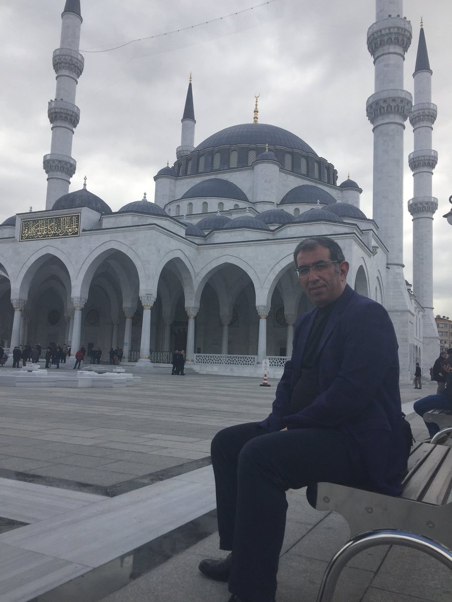 mansurobut's tweet photo. Birini eleştirirken hiç aynaya bakıp, kendini sorguladın mı?
Empati yaptın mı?..
Hep karşı tarafı değil de, ‘benim hatam nedir’ diye sorguladın mı?..
Doğruyu bulmak istiyorsan, önce kendinle yüzleşmelisin...
Hayırlı Cumalar...🙏 https://t.co/eqU2847nRK
