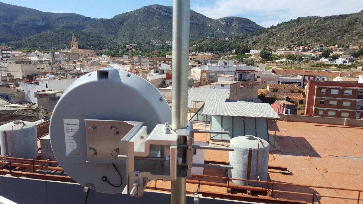 Landashop's tweet photo. Wicor Comunicacions nos envía esta foto de su despliegue en #Corbera #Valencia del mejorado #metrolinq 60 de 2,5 @NetworkOnFire l “Va como un tiro”, comentan https://t.co/eCsb9BF8u0
