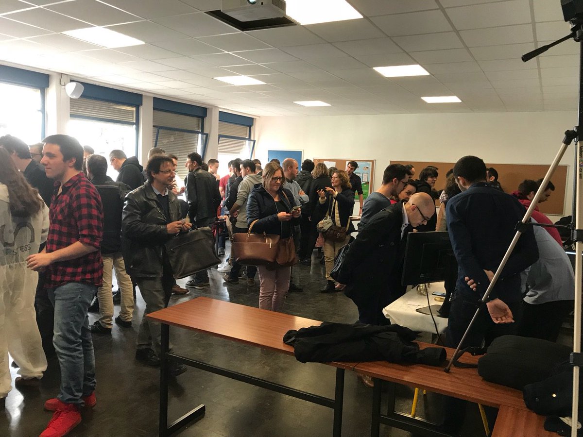jeromeleleu's tweet photo. #esante &amp; #VR Toutes mes félicitations à l'équipe de @VRstress #LPDAWIN pour leur démo passionnante sur la mesure de la tension et la température de la personne effectuant une simulation médicale à @iutInfoBdx et merci à mon équipe @SimforHealth pour leur soutien ;-) #FrenchTech https://t.co/mh2VeUKyNN