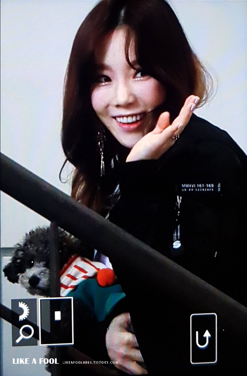 like_a_fool_'s tweet photo. 180309 #태연 출근 with 김제로🐶 https://t.co/1TDJNmEKOe