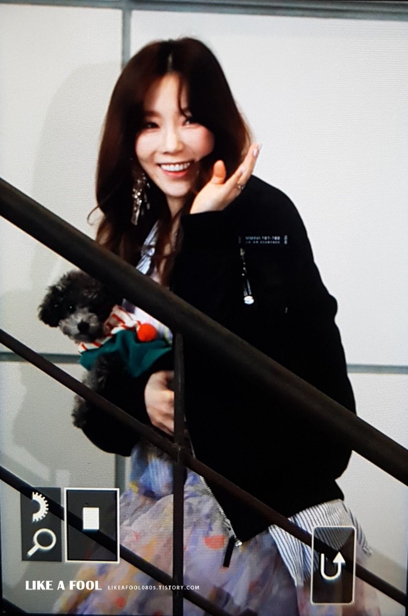 like_a_fool_'s tweet photo. 180309 #태연 출근 with 김제로🐶 https://t.co/1TDJNmEKOe