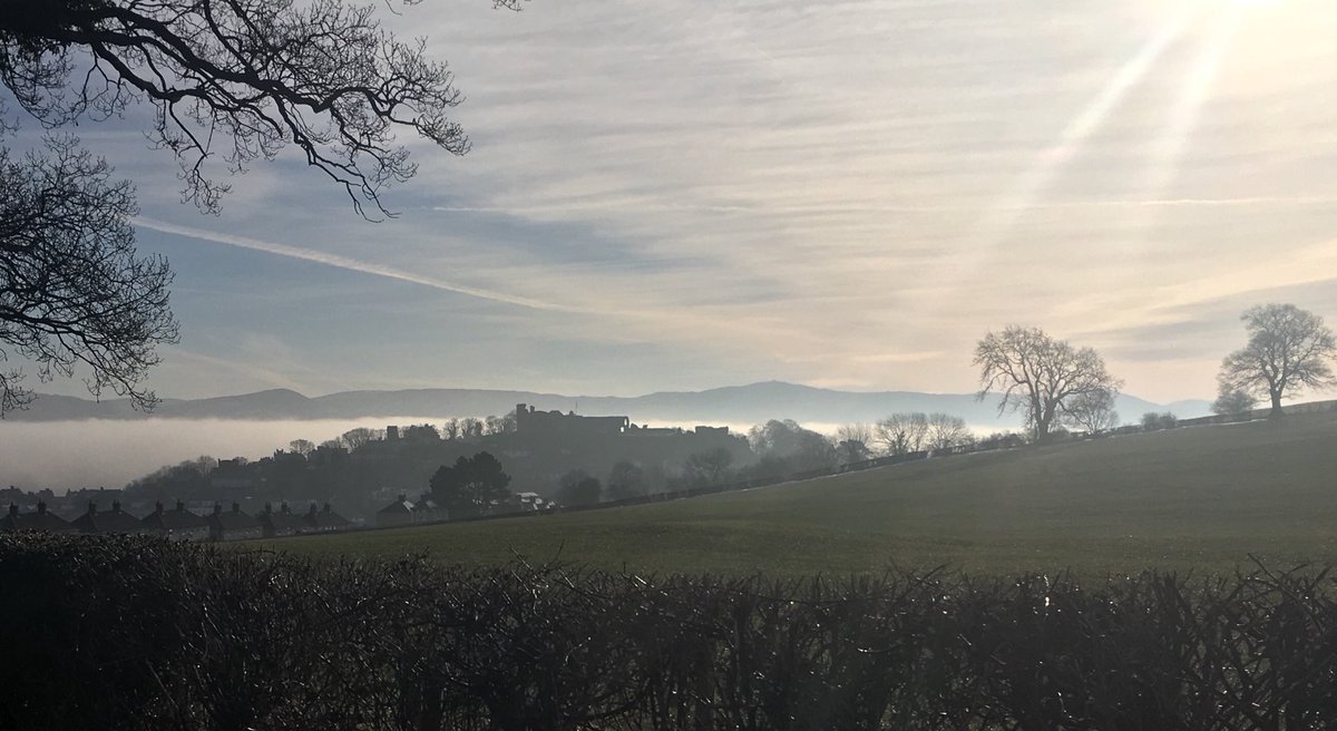 Dinbych_Cymru's tweet photo. #Dinbych a #BryniauClwyd yn haul y bore ac ysbryd yr afon Clwyd yn eu cofleidio 9/3/18 0830 #Denbigh and @clwydianrange basking in morning sunshine #Cymru ๐ด๓ ง๓ ข๓ ท๓ ฌ๓ ณ๓ ฟ#Wales #RiverGhost https://t.co/J5ml8NHGtS