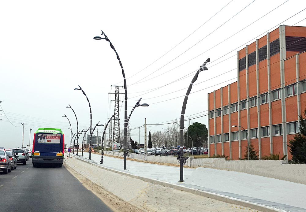 LEDPOLES's tweet image. Comenzamos a suministrar las primeras columnas, que ya están siendo instaladas en la Avda. De Fuenlabrada, situada en la localidad de Leganés.