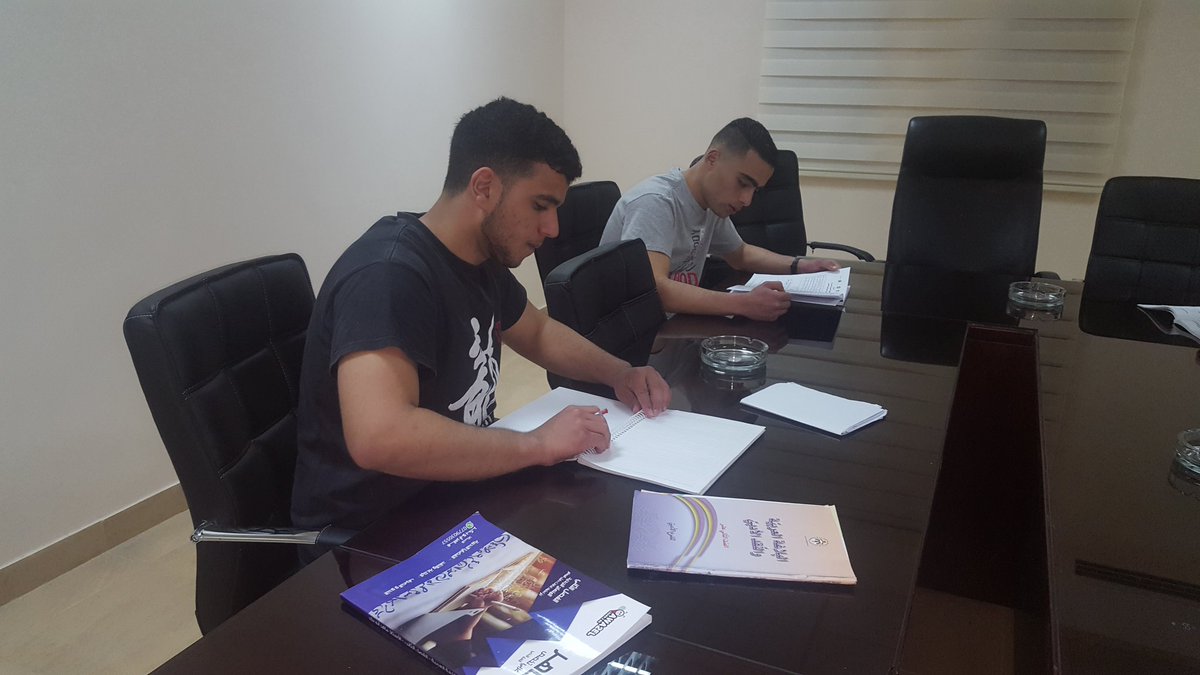 jordanhandball1's tweet photo. الاتحاد يوفر الأجواء الدراسية المناسبة لطلبة التوجيهي من لاعبي المنتخب الوطني للناشئين خلال معسكرهم التدريبي المقام حاليا في فندق الاتحاد بصالة الأميرة سمية.
في الصور عدد من لاعبي المنتخب الوطني للناشئين يؤدون واجباتهم الدراسية في مقر الاتحاد. https://t.co/CosAlz4Z9k