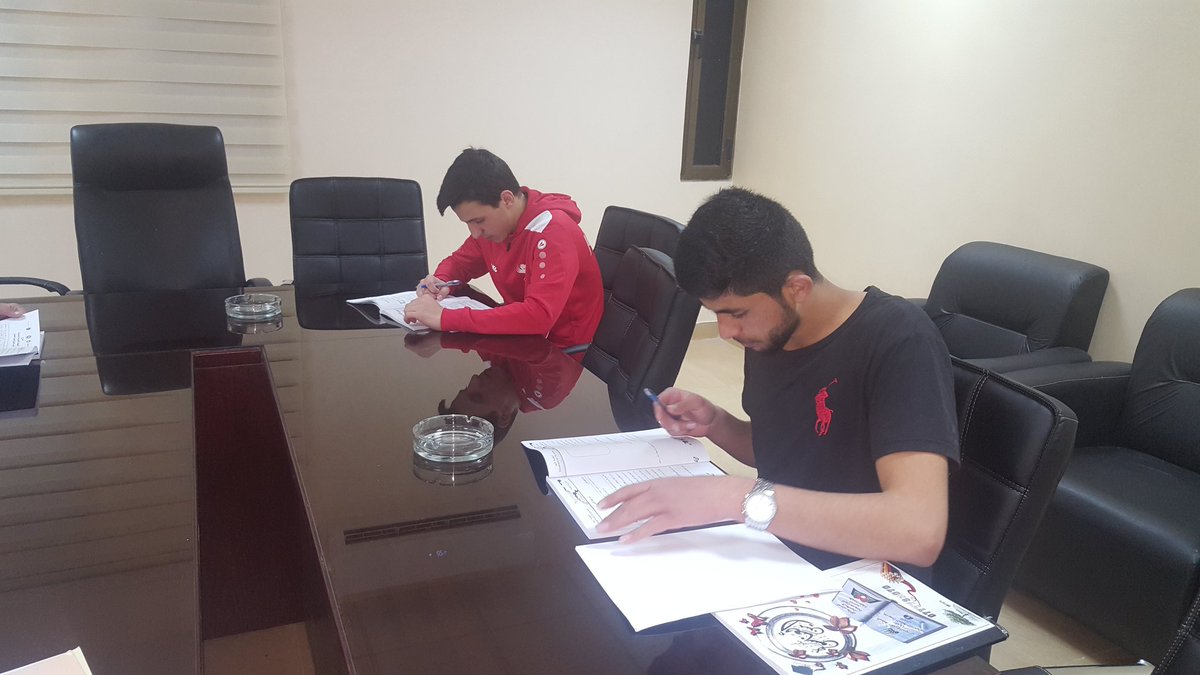 jordanhandball1's tweet photo. الاتحاد يوفر الأجواء الدراسية المناسبة لطلبة التوجيهي من لاعبي المنتخب الوطني للناشئين خلال معسكرهم التدريبي المقام حاليا في فندق الاتحاد بصالة الأميرة سمية.
في الصور عدد من لاعبي المنتخب الوطني للناشئين يؤدون واجباتهم الدراسية في مقر الاتحاد. https://t.co/CosAlz4Z9k