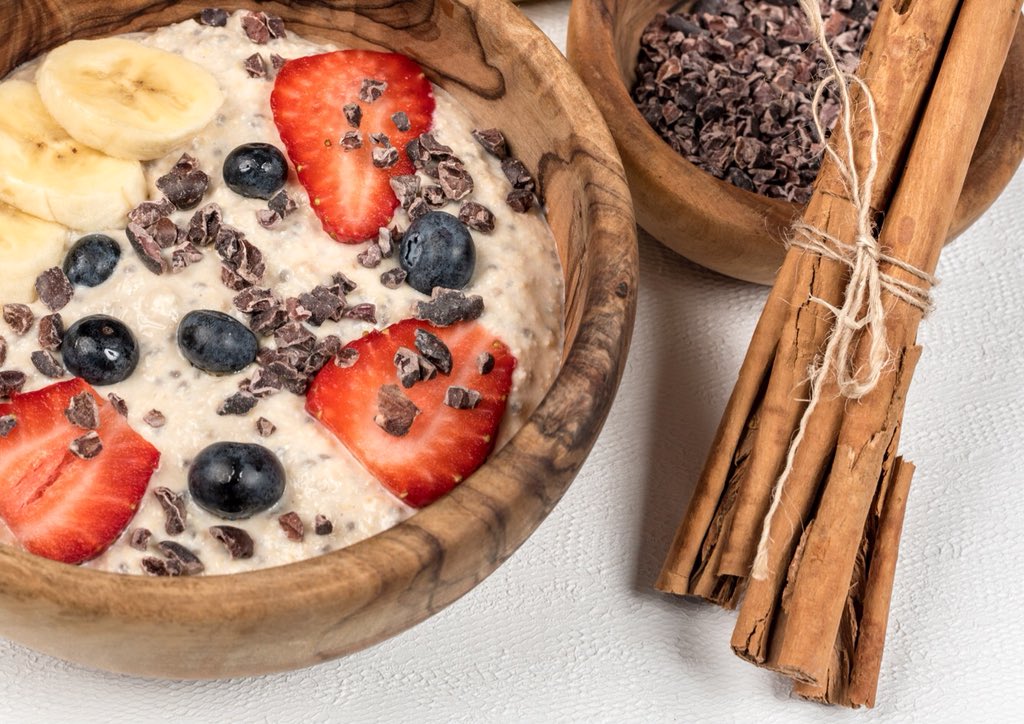 digestivenc's tweet photo. Look at what’s for breakfast today. Overnight quinoa flakes topped with some #lowFODMAP fruit & cocoa nibs. #fodmap #lowfodmap #glutenfree #glutenfreeliving #ibs #ibsfree #celiac #ibd #cleaneating #eatclean #bloating #cleanfodmap #happybelly #digestivenc #digestivencrecipe https://t.co/SOOpOsFaw4