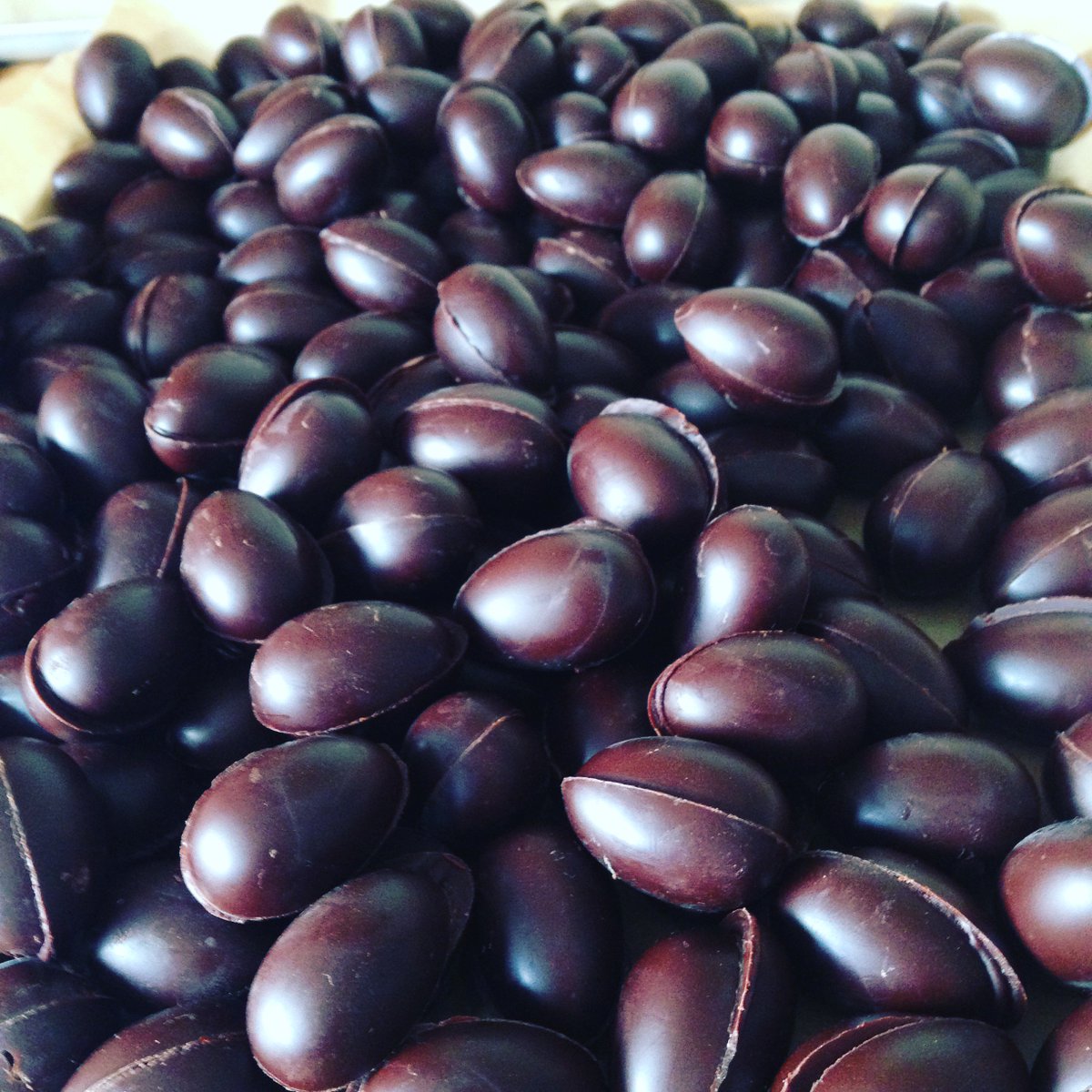 All prepped and ready for tomorrows tasting <a href="/planetorganicuk/">Planet Organic</a> in Wandsworth starting at 3 and hoping to samples the last crumb of chocolate at 6.

#vegan #chocolate #easter #easteregg 
ow.ly/lvwP30iPVCC