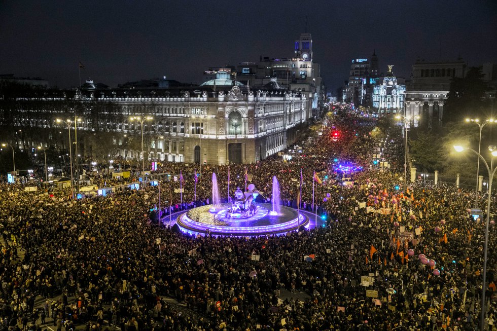 el_pais's tweet photo. FOTOGALERÍA | Algunas fotos de la histórica manifestación feminista que recorrió las distintas ciudades de España. Estas dos imágenes son de Madrid. [Autores: Samuel Sánchez y Carlos Rosillo] https://t.co/wT8h1ROsU1 https://t.co/xG6J3LTjjL