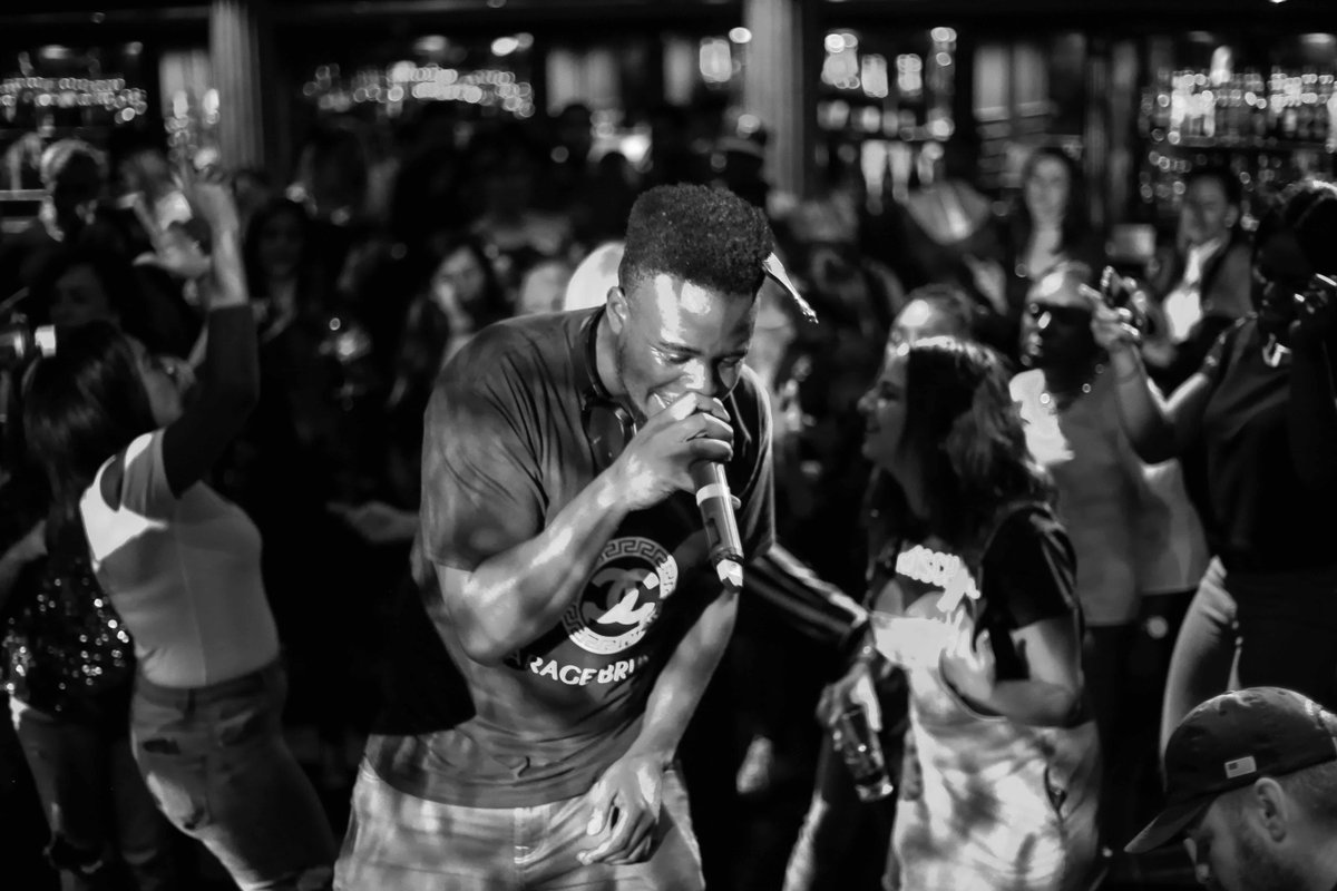 AboutTimeMag's tweet photo. Top 5: unmissable events happening in London this weekend. 
Fancy brunch, music plus bottomless booze? Hit up @garagebrunch on Saturday: https://t.co/EhqFi8mrIm 🎤🎤🎤 https://t.co/ZeBZUelD8z