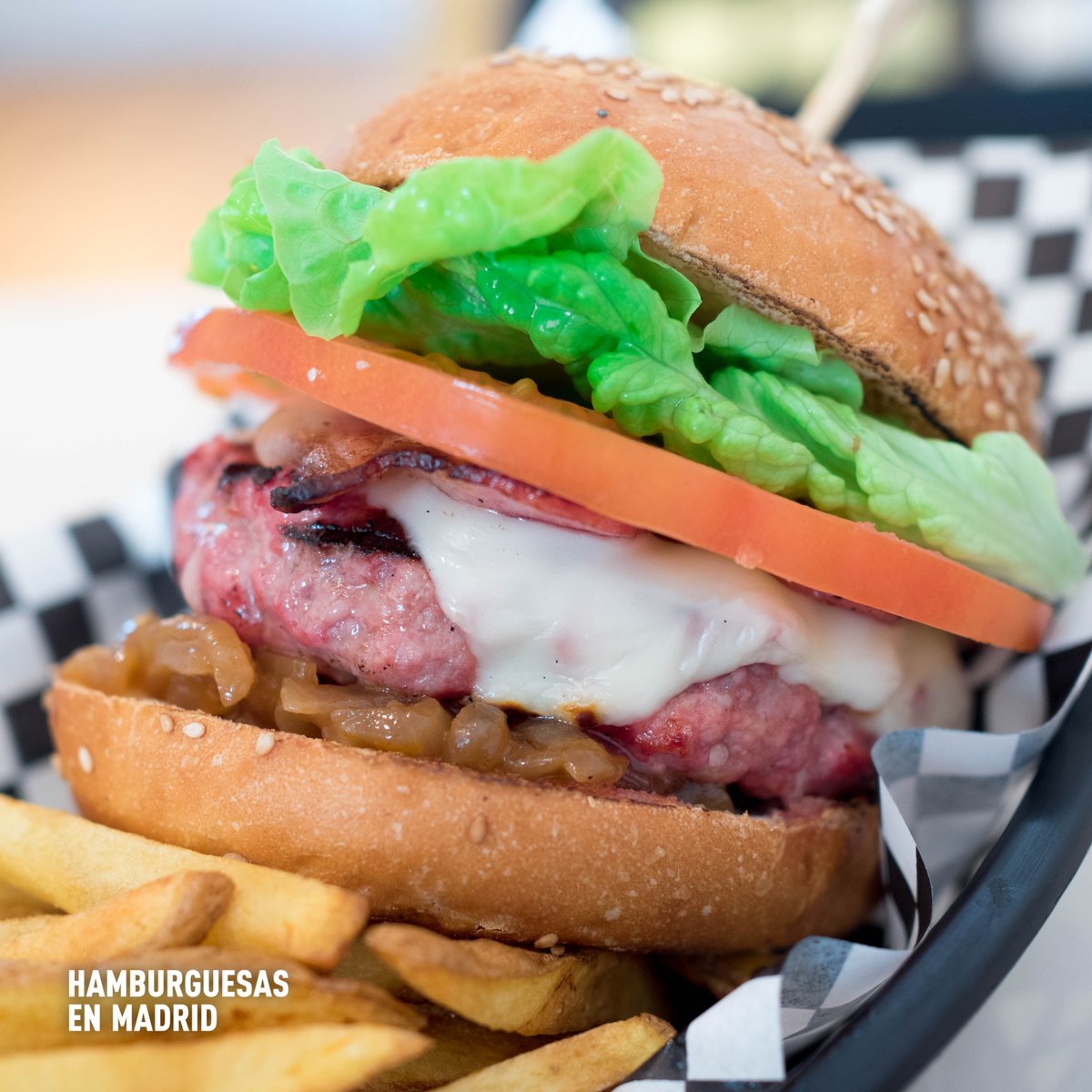 hamburperfecta's tweet photo. Las #hamburguesas de #MariaCanela siguen mejorando. Poco a poco, con un objetivo claro: que salgamos de su local con una gran sonrisa -> https://t.co/CMpHdyDq2a https://t.co/QzCVeXuLoF