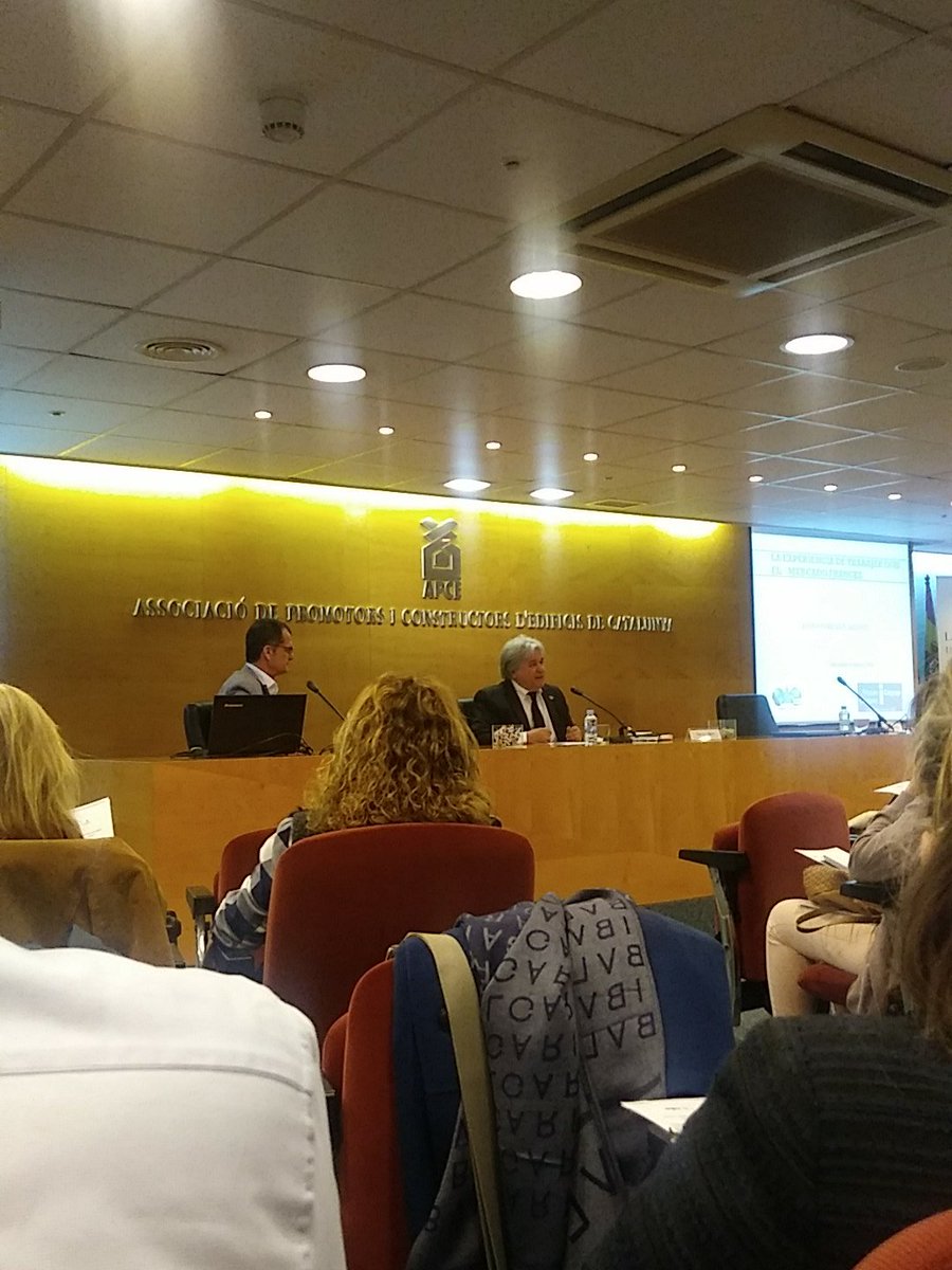 EurofincasBcn's tweet photo. @rieraeurofincas presentando #Inmointer13 @FiabciSpain 🌍🏠 #ModernosPorTradición #Proptech #francia #cambioslegales https://t.co/it8jQLB4tK