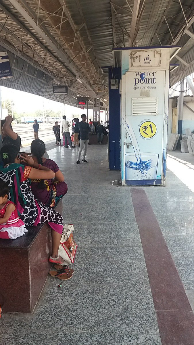 abgpgwalior's tweet photo. @PiyushGoyal  @RailMinIndia  @DrmJhansi  ग्वालियर स्टेशन प्लेटफॉर्म नंबर 1  पर वाटर  वेंडिंग मसीन को प्लेटफॉर्म के सबसे अंत में षड्यंत्र पूर्वक लगाया गया है ताकि यात्री सस्ते पानी का लाभ ना ले पाये, मशीन मालिक भी रेलवे के इस आचरण से परेशान है । मशीन को कृपया बिच में लगाया जाये । https://t.co/v9NA6OkBMo