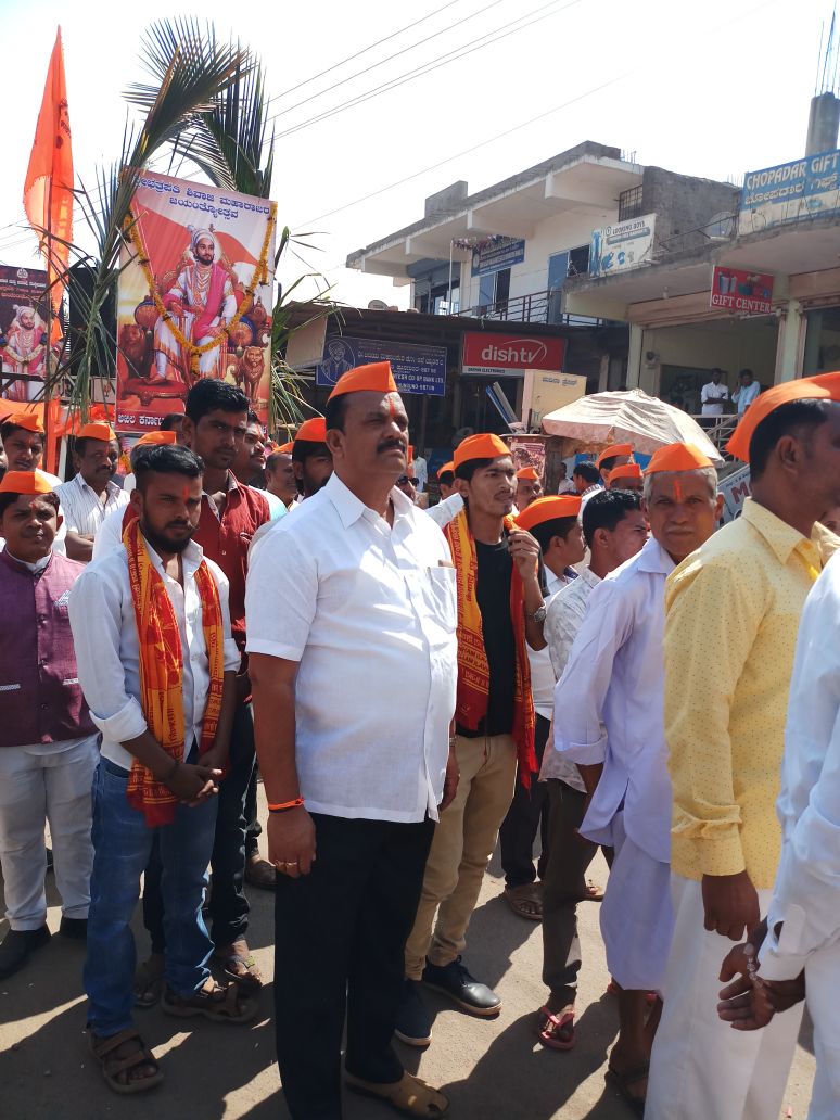 SachinP15856950's tweet photo. Respected, Shri @AmitShah ji BJP leader of Muddebihal sri @SDHiregoudar participating all costs program in this way he is faithful person to all castes so please give the #Muddebihal_Assembly_BJP_Ticket https://t.co/CcyHYltM4v