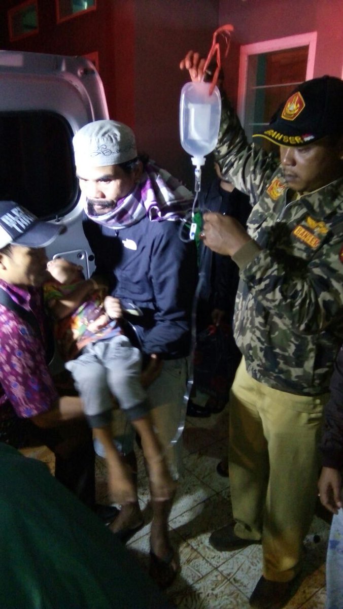 Kemalangan tdk memilih tempat, waktu, dan korban. Bisa berbentuk apa saja, di mana pun dan kapanpun.
Banser selalu siaga. Seperti sahabat2 Banser Malangbong Garut membantu korban keracunan massal. Smg para korban sembuh spt sedia kala