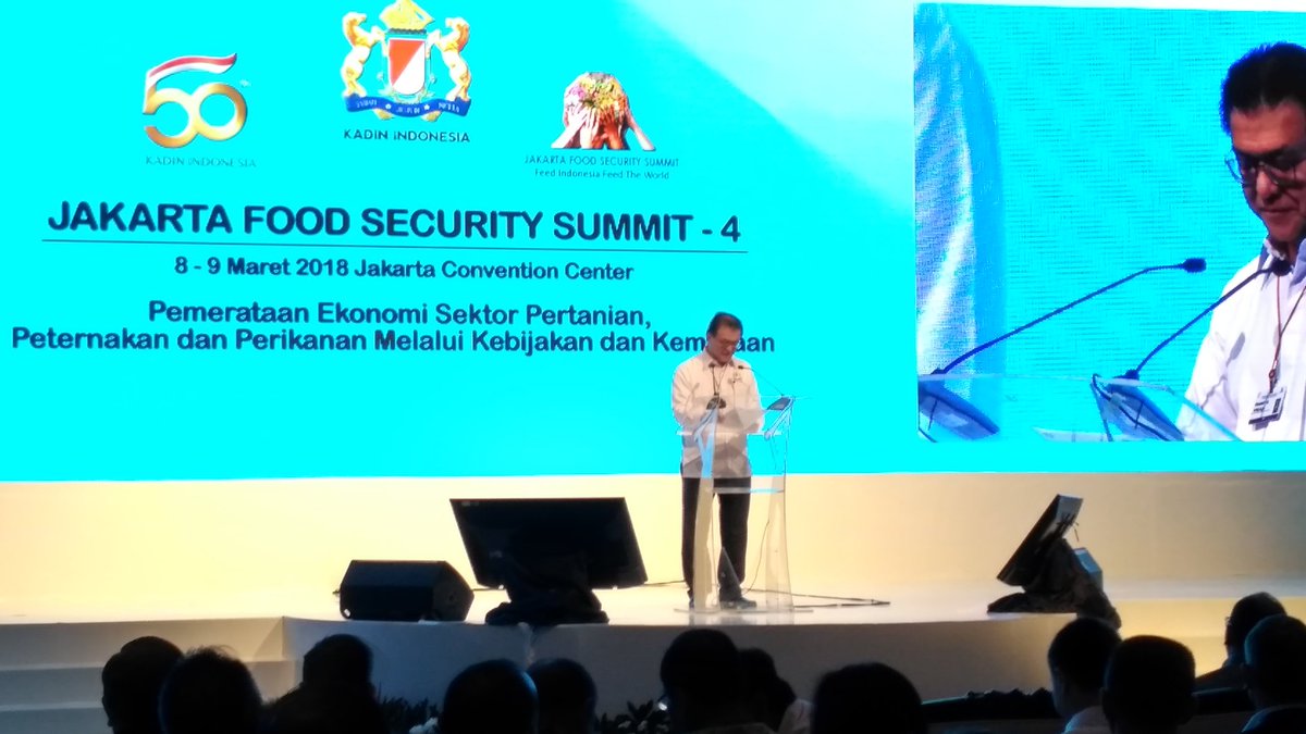 Sinar_MasID's tweet photo. Wakil Ketua Umum @KADIN_Indonesia Bidang Agribisnis, Pangan &amp; Kehutanan Franky O. Widjaja melaporkan kegiatan Jakarta Food Security Summit - 4 di hadapan Menteri Koordinator Bidang Pembangunan Manusia dan Kebudayaan Republik Indonesia Puan Maharani. #JFSS2018 https://t.co/IfA0r9Ijmb
