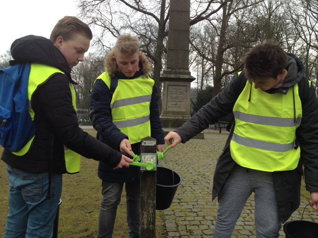 55 leerlingen van #Reggesteyn en 20 begeleiders maken 50 km <a href="/Wereldtijdpad/">Wereldtijdpad</a> schoon in kader van #NLDoet.