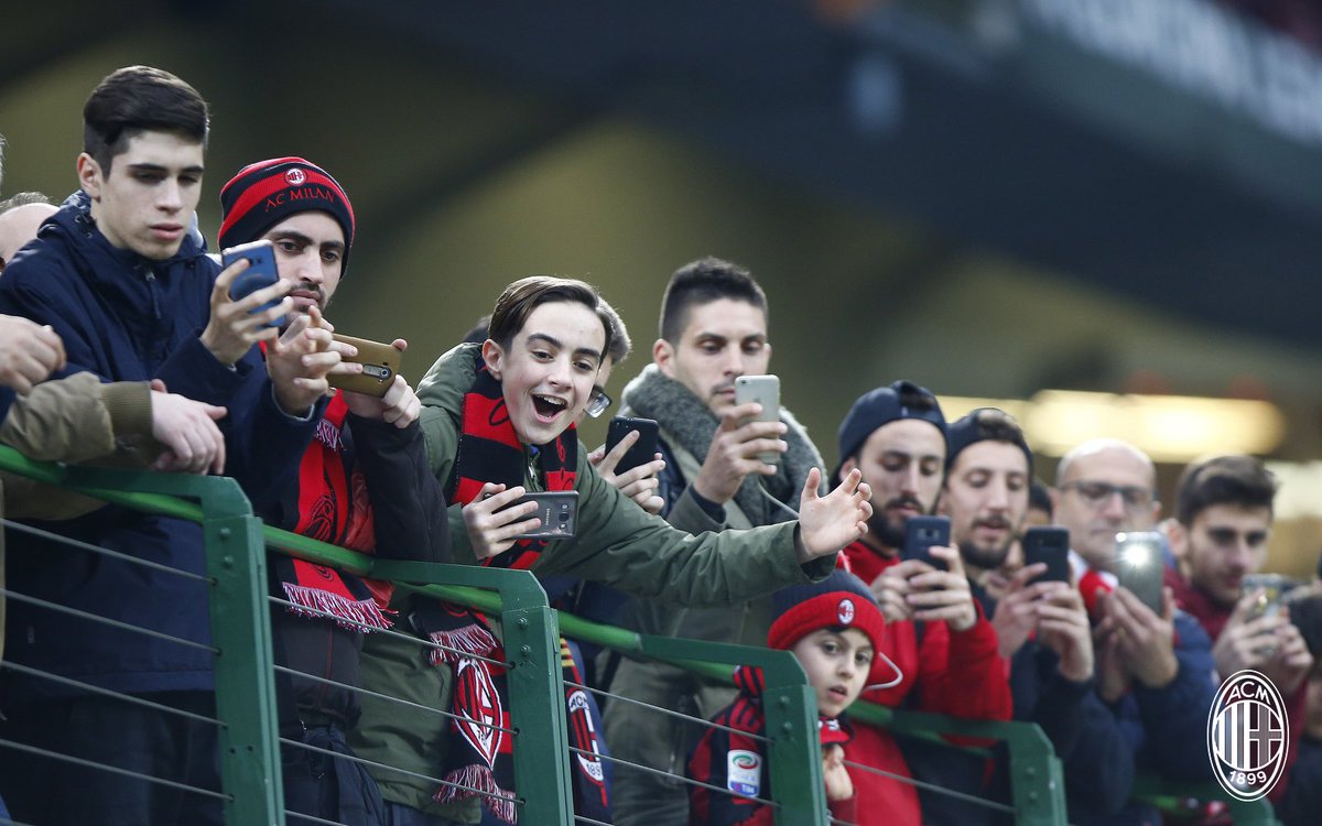 acmilan's tweet photo. 72,821 in the stands: the response of our fans was simply amazing ❤️⚫
Anche stavolta, ancora una volta avete dipinto San Siro di rossonero: grazie! ❤️⚫
📸👉🏻 https://t.co/E3AxpMLMkL #ACMAFC https://t.co/xdr4x1yVd7