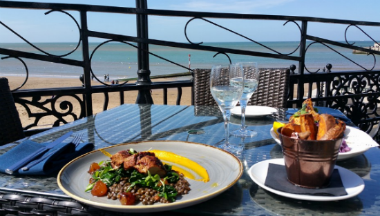 CoastalCribs12's tweet photo. What's the best accompaniment for fresh fish and seafood.... A sea view!!!... Lucky Margate has the Buoy and Oyster. https://t.co/lx3Mvo4N0j #margate #makeitmargate #coastalcribs https://t.co/FRRQ3uWzI1