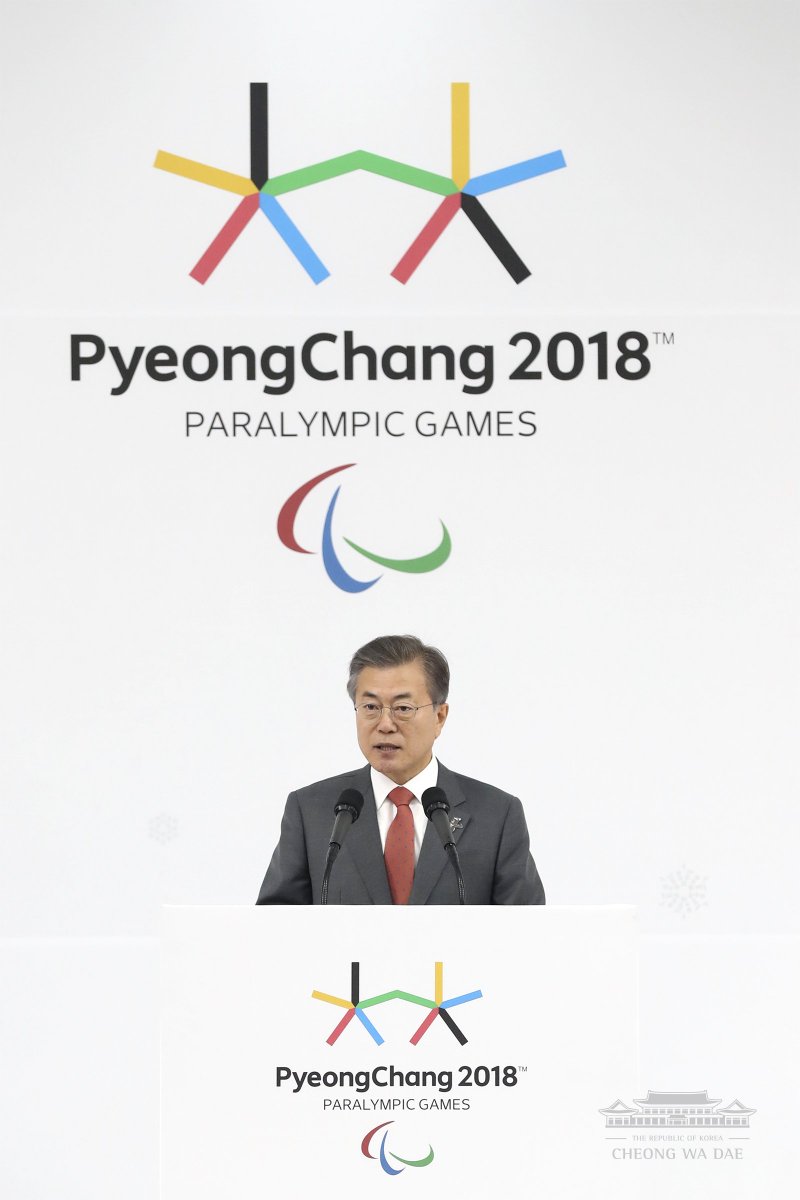 TheBlueHouseKR's tweet photo. 2018 평창 동계 패럴림픽 대회 개회식을 위해 평창을 찾은 문재인 대통령, 패럴림픽 IPC위원들과도 인사를 나누고, 반다비와도 반갑게 인사를 나눴습니다. 패럴림픽에도 많은 관심과 응원 부탁드립니다. 개회식 오늘 저녁 8시 부터 TV로 생중계될 예정입니다. 본방사수! https://t.co/HZ2VrS80Nx