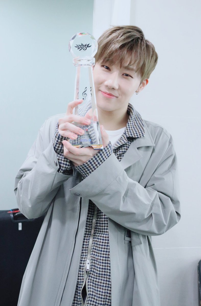[#INFINITE] 오늘도 #인스피릿 여러분들 덕분에 받게 된 뮤직뱅크 1위🏆언제나 감사드립니다🙏 "뭐랬어 성규가 뭐랬어 이 앨범 성공할 거라고 하지 않았어😢"  온갖 능력 다 갖고 있는 우리 뀨 예지력도 있네👍 그리고 울림 대장님의 앵콜 무대를 함께 빛내준 금둥이들도 고마워요😊

#TrueLove2ndWin