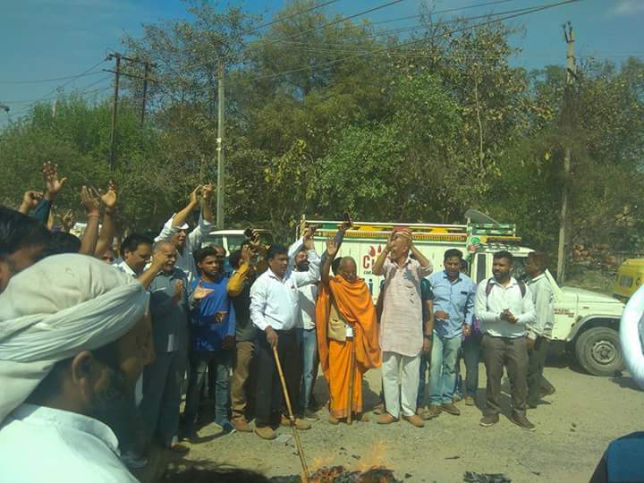 Shanker00fbdi's tweet photo. #5th_Day of agitation for #Better_condition_of_Roads in #Faridabad @BabaRamkewal. where are the responsible ministers and administration?????@KPGBJP @VipulGoelBJP @mlkhattar @PMOIndia https://t.co/bdIS7J78J6