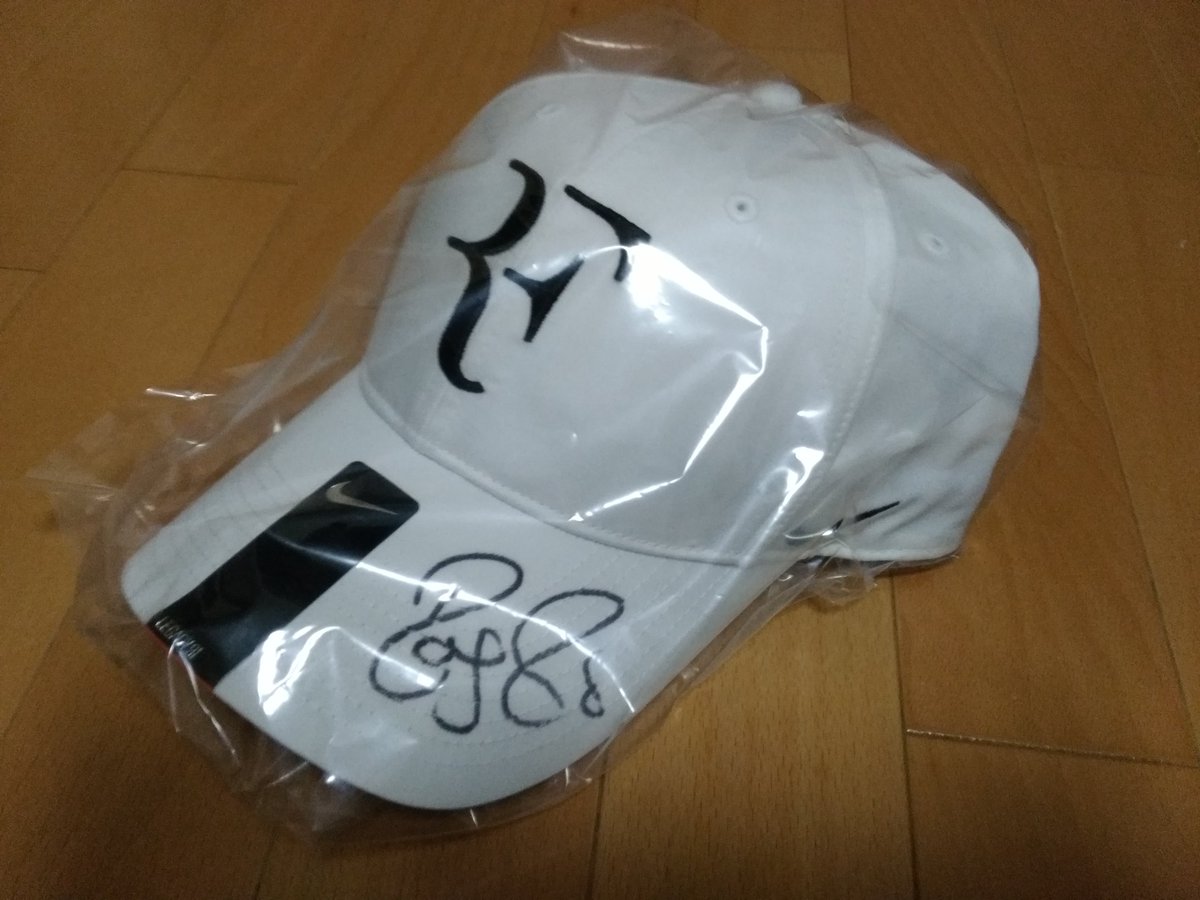 sikill_'s tweet photo. 去年当たったフェデラー直筆サイン入り帽子に続いて今年wilsonのGS20勝記念ポスター当選した!
マジで嬉しい😆
#oneroger https://t.co/NlN7s5WZ6L