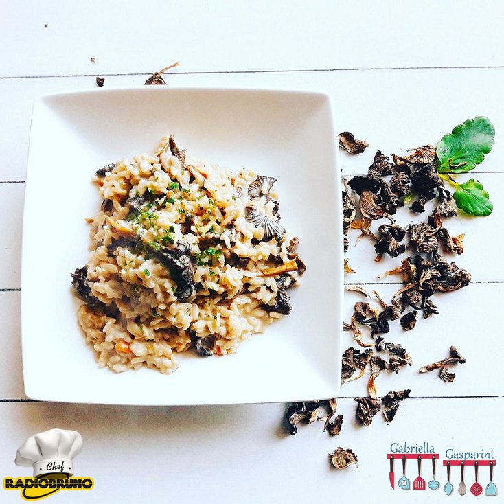 RADIOBRUNO1's tweet photo. Come concludere al meglio questa settimana? Eccovi un classico della cucina italiana: il risotto ai funghi porcini. @GaspariniGa ci insegnerà a renderlo cremoso
➡️ https://t.co/GgSH6TnNNj
Buon appetito! #brunochef #vegetariano #RadioBruno https://t.co/hhJ4LLzh9F
