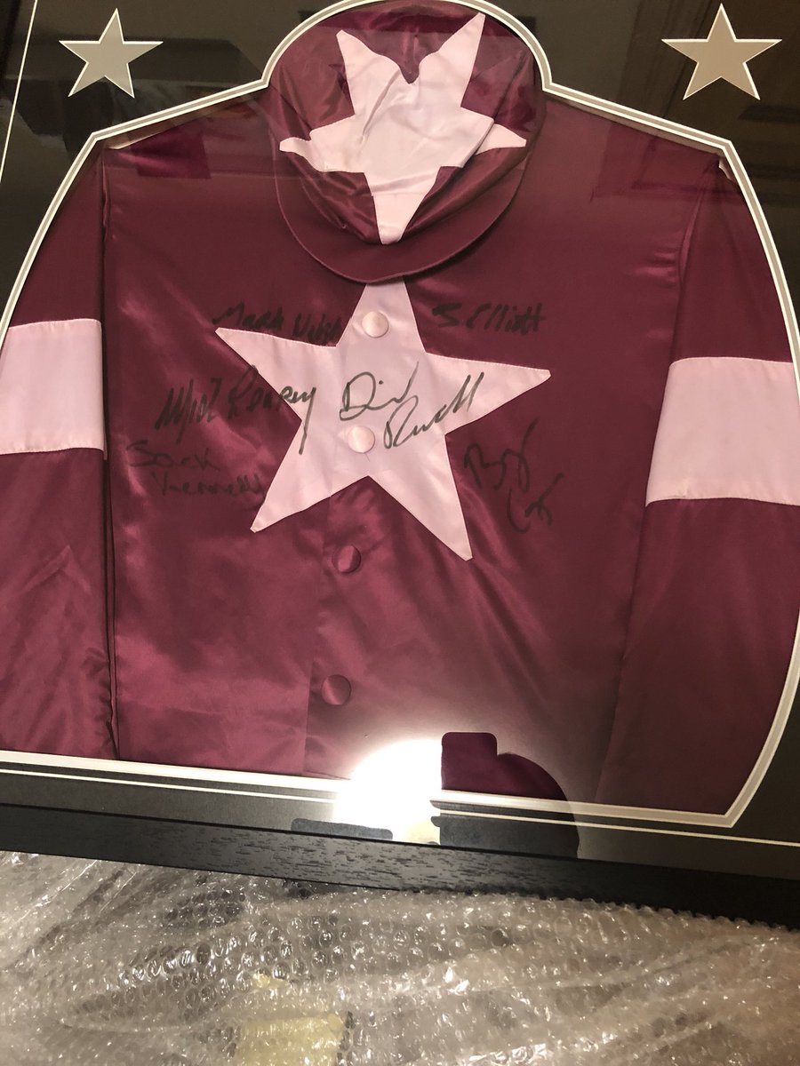 carrycc's tweet image. One of the prizes up for auction tonight at the Cheltenham preview night in @TheSilkenThomas, the famous colours from Gigginstown House, signed by the Owner himself, Mr O’Leary, Leading Trainer @gelliott_racing and four of the best National Hunt Jockeys @fourpeak2018 @irishkor