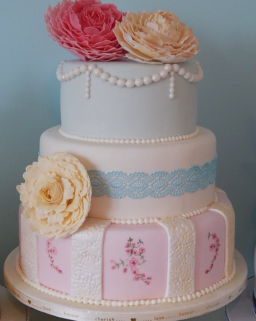 This is the second wedding cake design. A more vintage style cake with handmade sugarpaste flowers. 
Contact@sugarpastedreams.co.uk for any enquiries.
#Dorset #cake #wedding