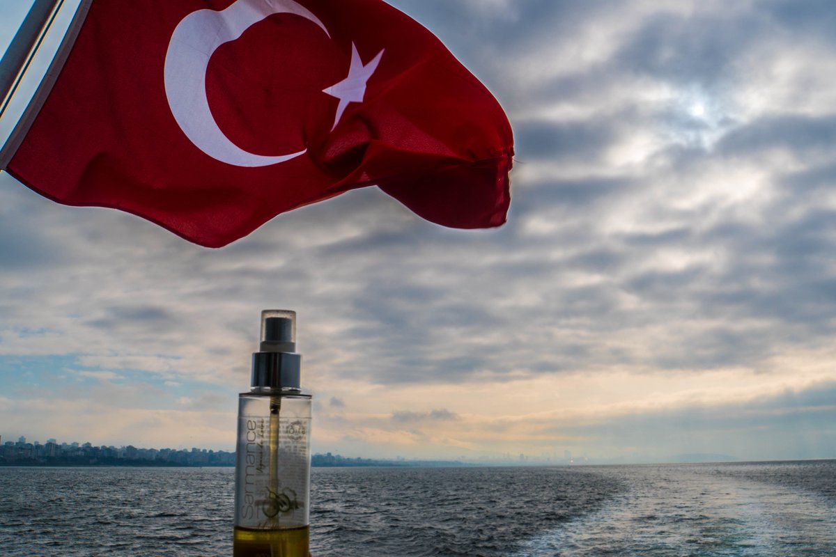 SarmanceLoire's tweet photo. Cloé, jeune clissonnaise Franco-Japonaise, poursuit son voyage à vélo avec l’huile sèche Millésime et la crème mains #Sarmance. 
📍Actuellement en vadrouille à Istanbul
© En Roue Libre #TravelPhotography #organic #cosmetics https://t.co/kZQ9sYzMXA