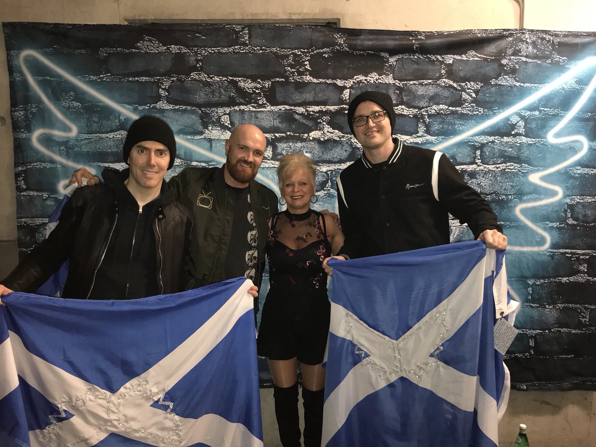 daynajmiIIer's tweet photo. @thescript My mum would love a song for her. She has dedicated nearly 17 years of her life looking after me and also her parents, catering for all our needs selflessly. She is also a huge fan of you guys and was so happy to meet you this year. #NeverSeenAnything π https://t.co/Z8s3PWONY7