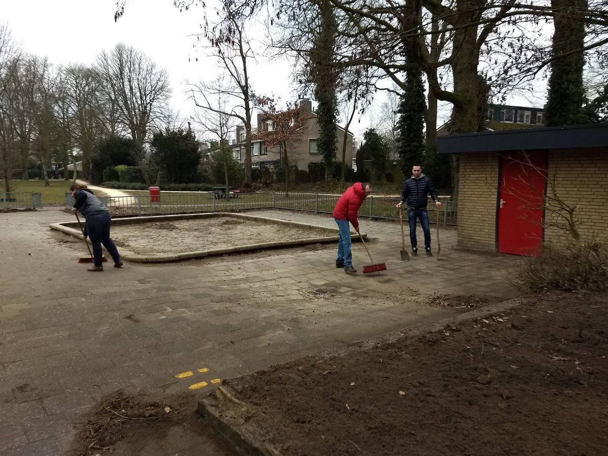 Ook dit jaar worden de handen uit de mouwen gestoken door ouders, <a href="/Timberland/">Timberland</a>, <a href="/D66Enschede/">D66Enschede</a> en scholieren