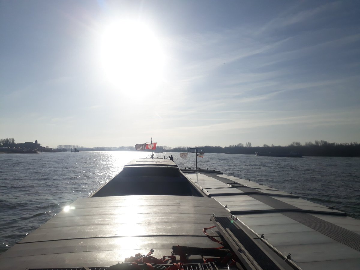 ms_Cuore's tweet photo. Als koffieverband 'Spectuore' de haven verlaten en onderweg naar Spyck. De buren lossen en wij laden voor Utrecht. https://t.co/DB1Fttpn21