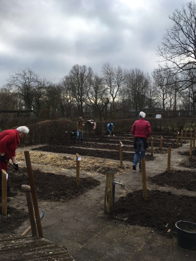 Nooterhof's tweet photo. Drukke activiteiten @Nooterhof in het kader van @NLDOET. Bedankt @detwijn, Luzac college, @Frionzorg en vrijwilligers. https://t.co/J5SVEjE1Yd