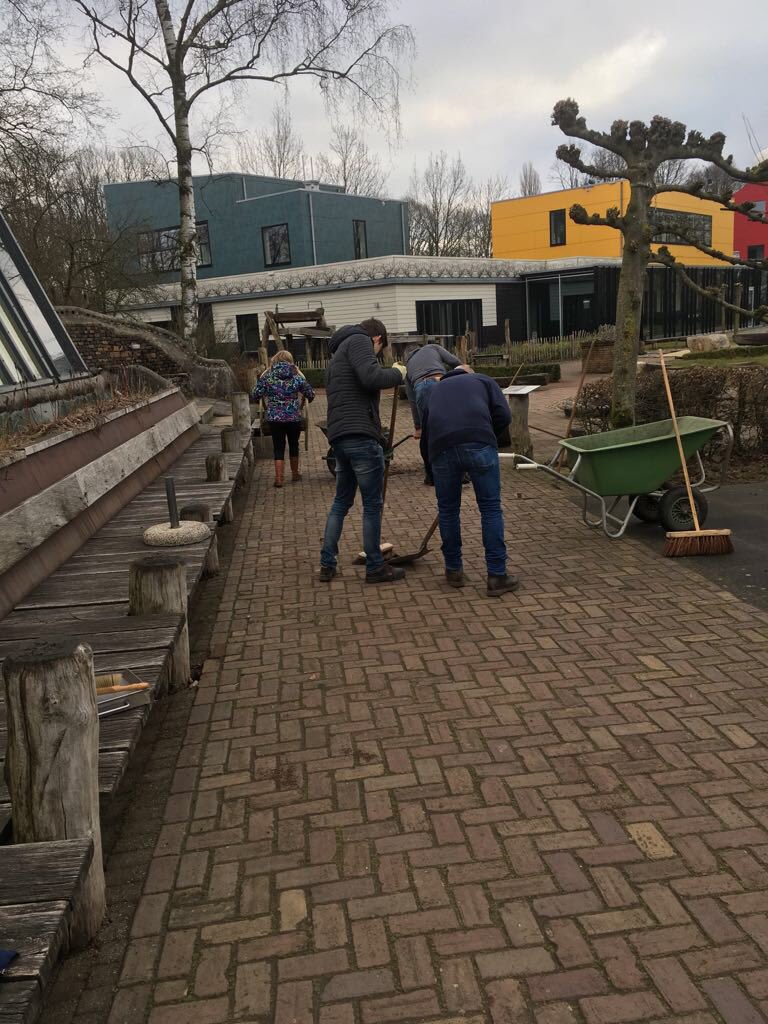 Nooterhof's tweet photo. Drukke activiteiten @Nooterhof in het kader van @NLDOET. Bedankt @detwijn, Luzac college, @Frionzorg en vrijwilligers. https://t.co/J5SVEjE1Yd