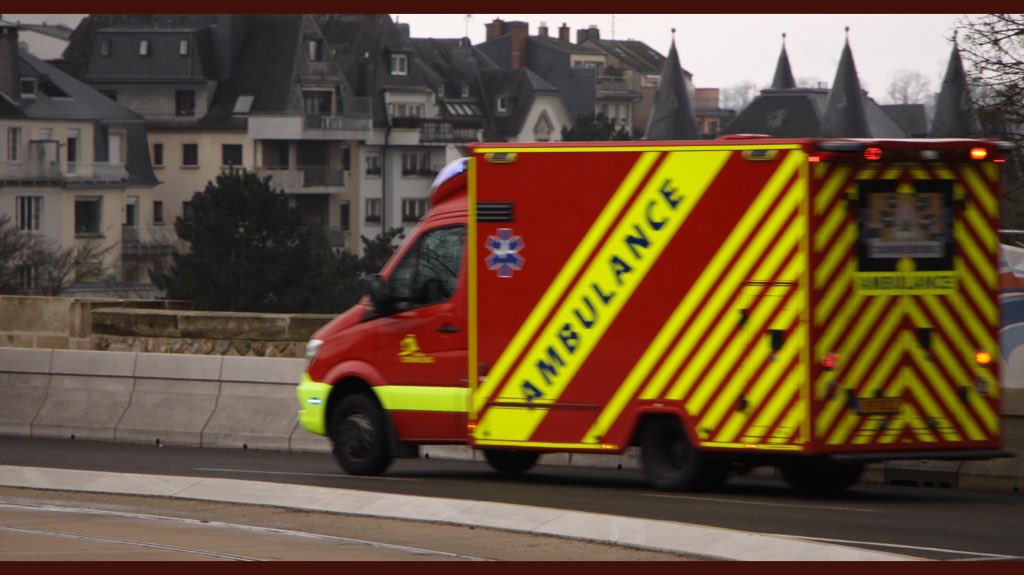 PierreBEPOIX's tweet photo. #SignalisationLumineuse des #EnginsDeSecours : on prend exemple sur les #Ambulances du #Luxembourg 🇱🇺 ! 🚨🚒🚑🚨 https://t.co/ihLtHBKLkb