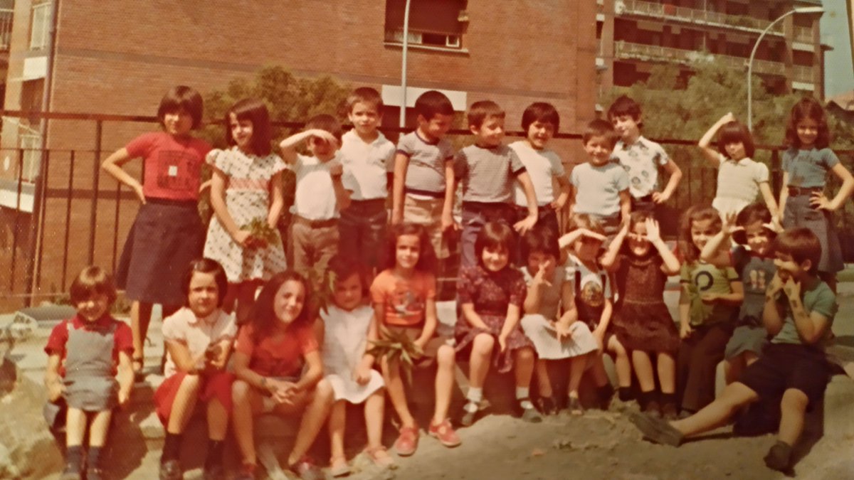 AitorIkas50's tweet photo. 70eko belaunaldia. Garai hartan Aitor ikastola Karmengo Ama 60an zegoen. Gaur egun Txondorra, Ttan Ttakun irratia eta Antxeta Ttan Ttakun aisialdi elkarteak bertan dute egoitza #aitor50 https://t.co/0V3jub8H1E