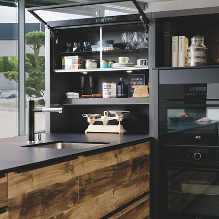 « We wanted a kitchen that looks like it has been created by an interior designer, with drawers everywhere that are capable of keeping a low profile behind the beautiful lines.» #KitchenShowroom #SchmidtKitchens #SchmidtDorking #Surrey #Dorking #KitchenDesign #Kitchen