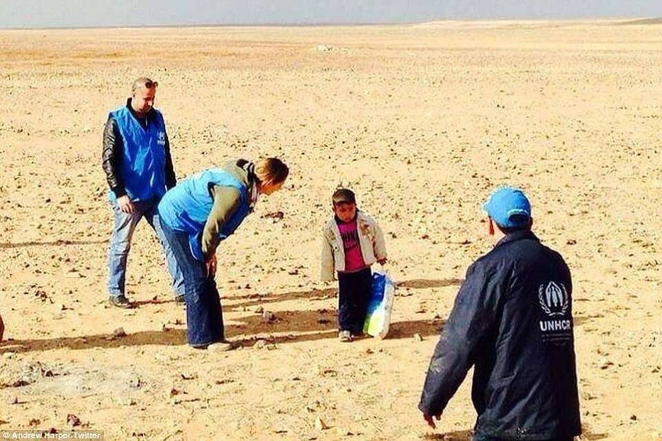 AishaIs35535038's tweet photo. photo of 4 years child who is migrating from Syria to Jordan, the UN team caught him when he was migrating alone in desert frm Syria to Jordan only thing he had in his shopper were the clothes of his mom and sister,who killed in Syria
#SaveHumanityInSyria https://t.co/UmQQLAM1y9
