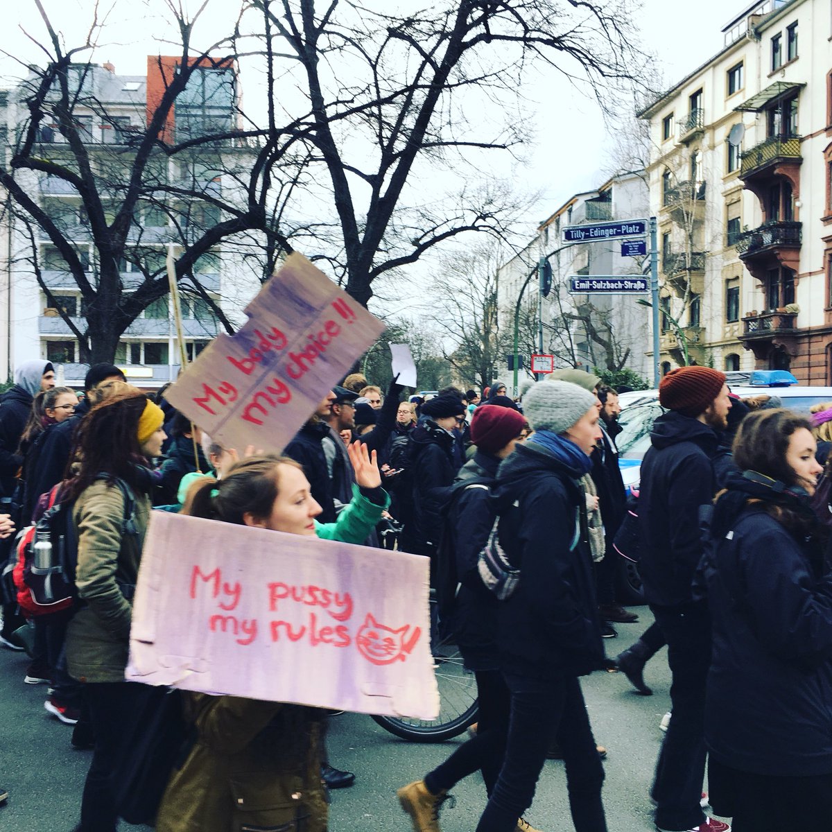 Bei einer #Demo am #frauentag in #frankfurt eskaliert die Situation kurzzeitig. #polizei setzt Pfefferspray ein m.fr.de/frankfurt/fran…