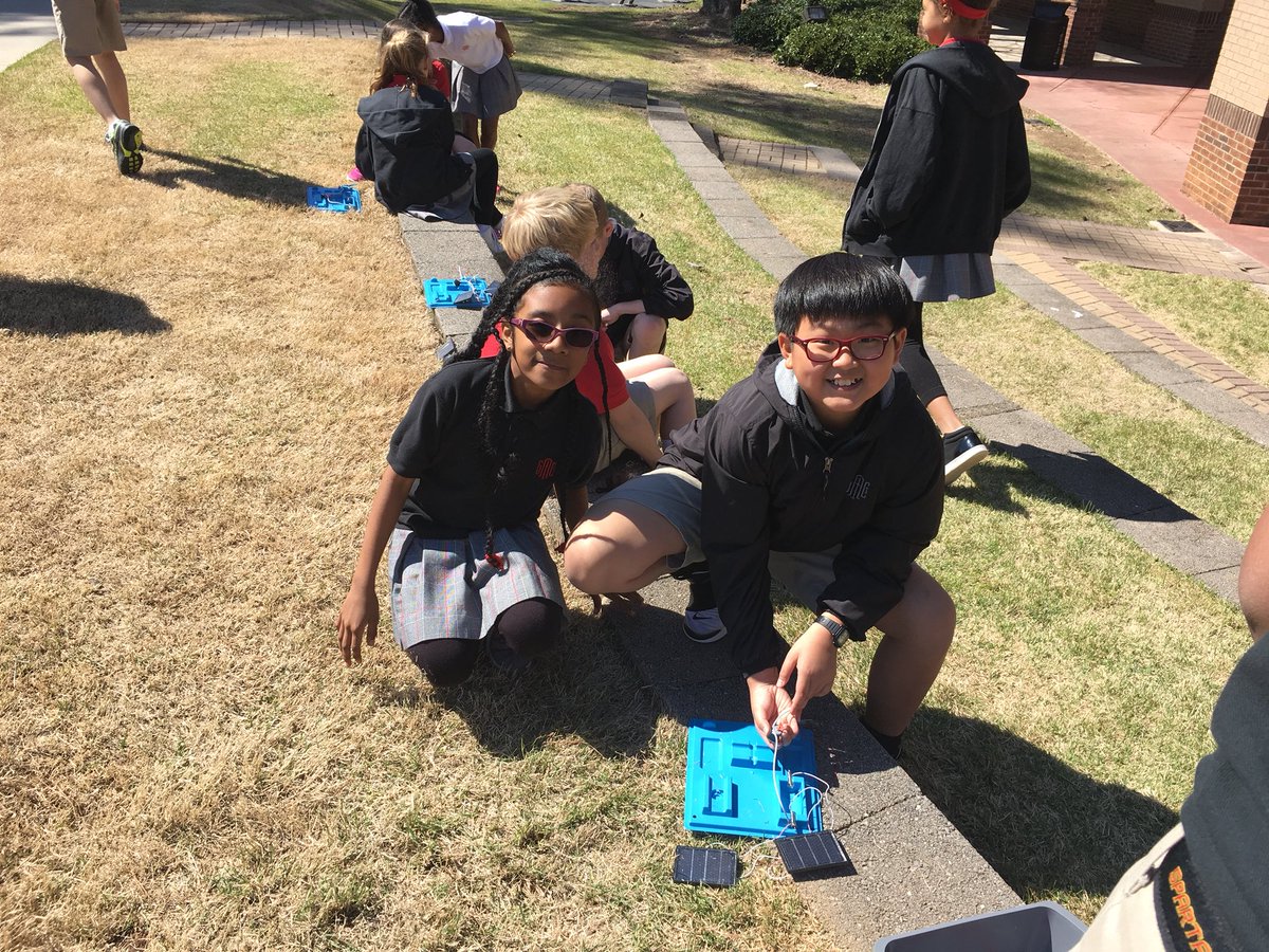 GAC_SKincade's tweet photo. Fourth Graders discovering solar power! #gacelem https://t.co/lLW1aTc97s
