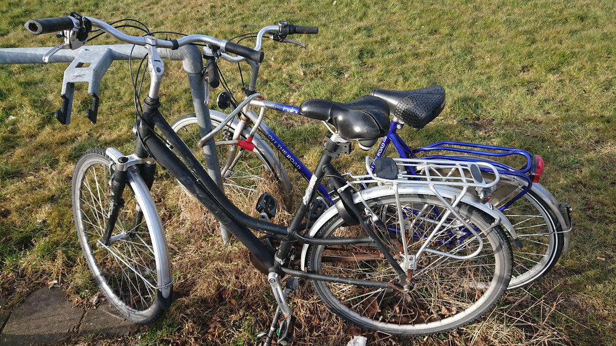 DeConcierge's tweet photo. Deze fietsen staan al weken bij fietsen stalling #Bieb in #Zierikzee mist iemand deze fietsen #opslot https://t.co/roj023aPNd