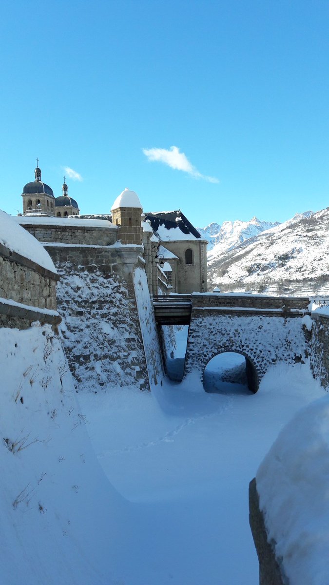 La Collégiale et les remparts, à Briançon, Hautes-Alpes. #MagnifiqueFrance