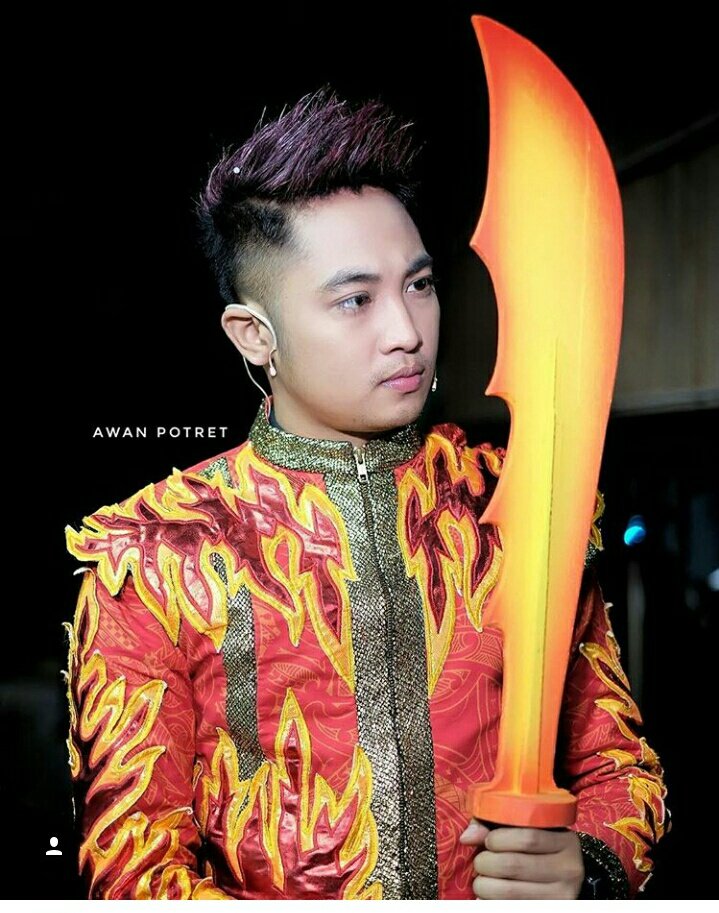 Duuh kecenya.. Kerennya jadi pangeran ya.. #AdaIrwanDiKonserCLB2 <a href="/DA2_Irwan/">Irwan Krisdiyanto</a>