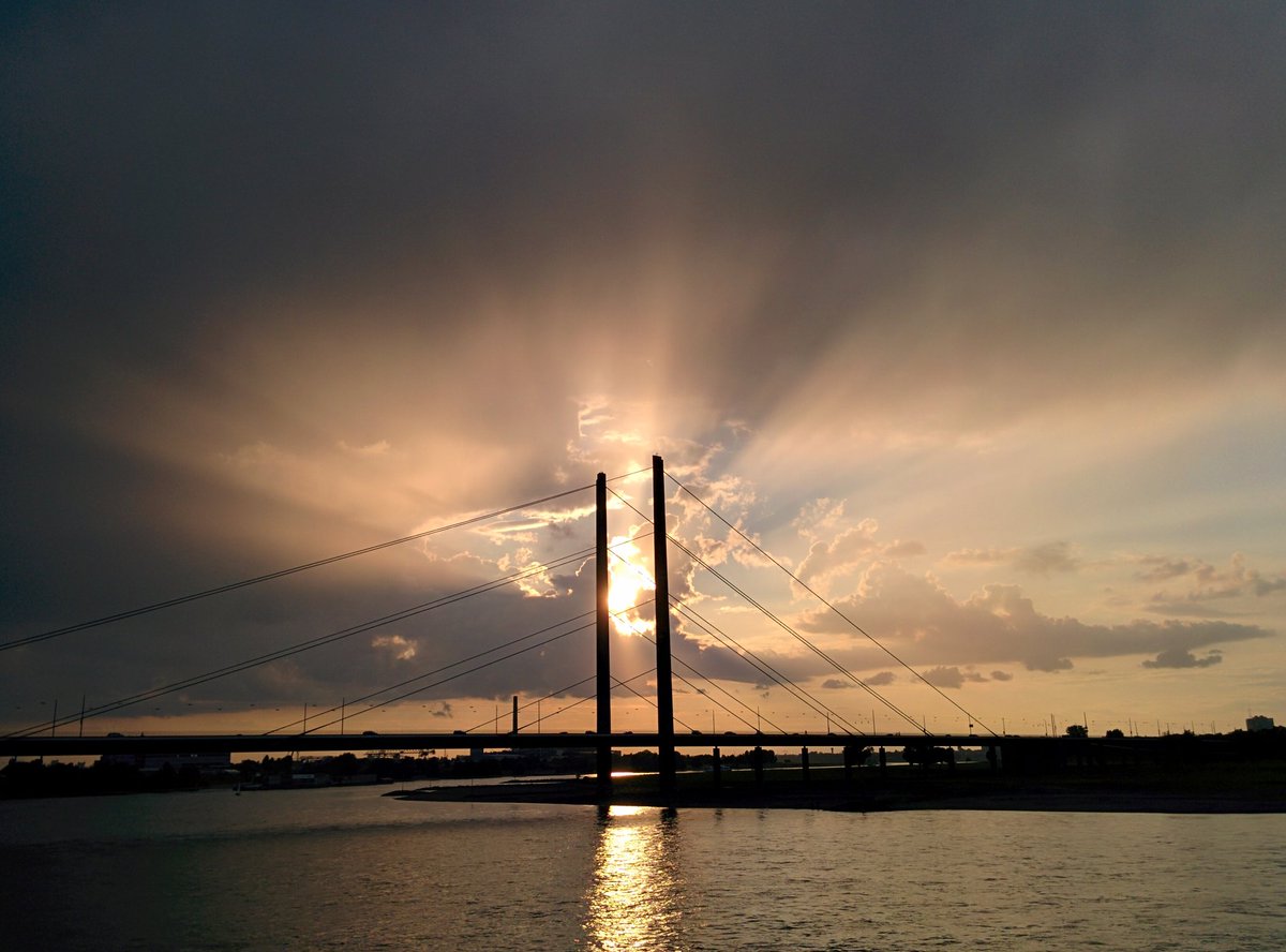 Sunset &amp; romance
#Dusseldorf #bridge #sunset #romance #FridayFeeling #FridayVibes #nightsky#river #Rhine #clouds #fun #romantic