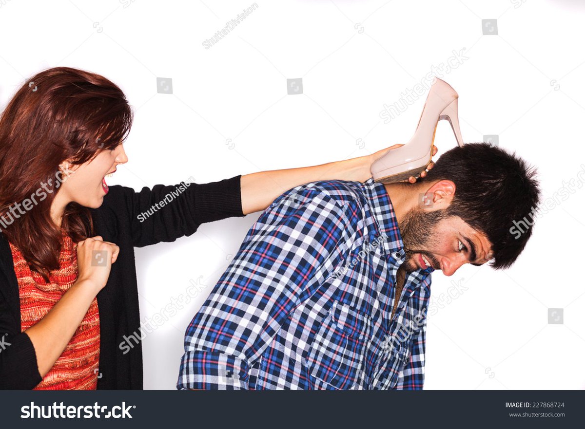 девушка бьет сковородкой. жена напала на мужа. жена напала на мужа. напали на жену фильм 2022. Ludoksashok людасаша.