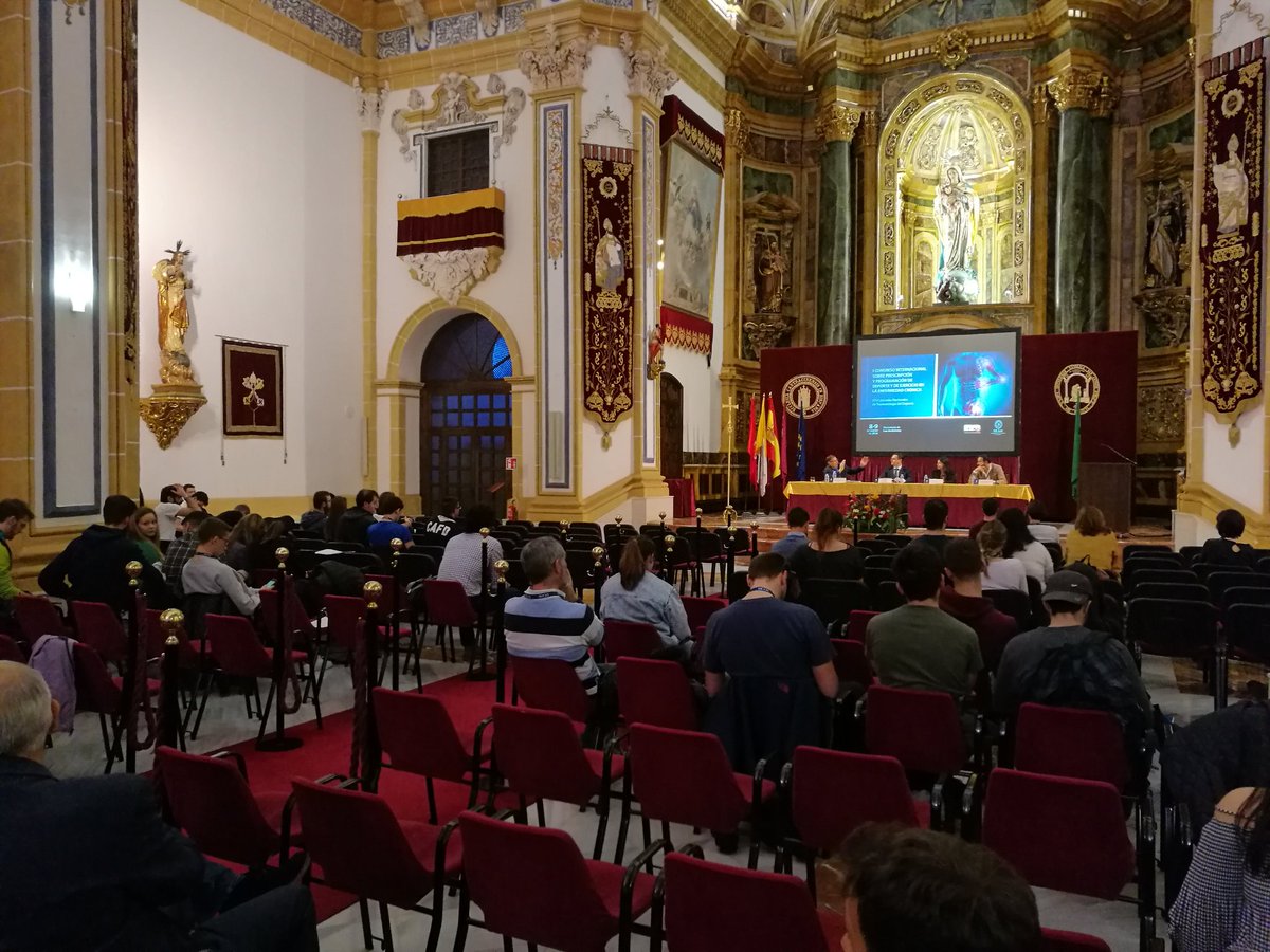 UCAM_MedDeporte's tweet photo. Ronda de preguntas de los asistentes a todos los ponentes en el TEMPLO. https://t.co/BR2ppqgmA6
