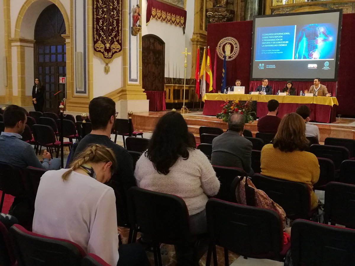 UCAM_MedDeporte's tweet photo. Ronda de preguntas de los asistentes a todos los ponentes en el TEMPLO. https://t.co/BR2ppqgmA6