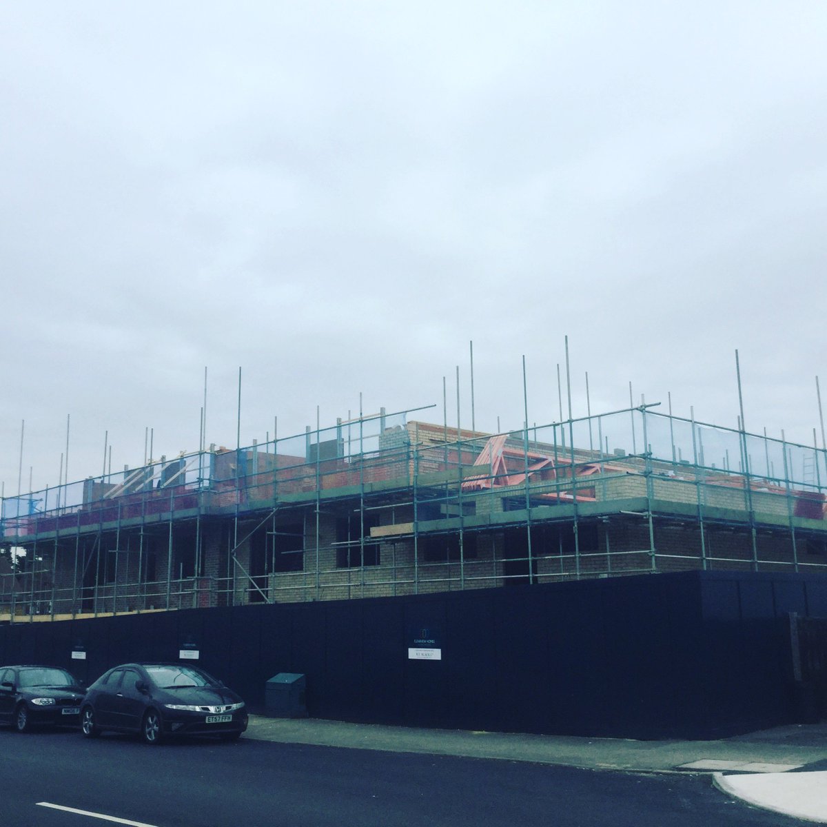 The weather might be miserable outside but that's not stopping our great team getting to work on one of our new sites! Think you'll all agree it's looking great so far! Keep up the good work team! #scaffolding #scaffolder