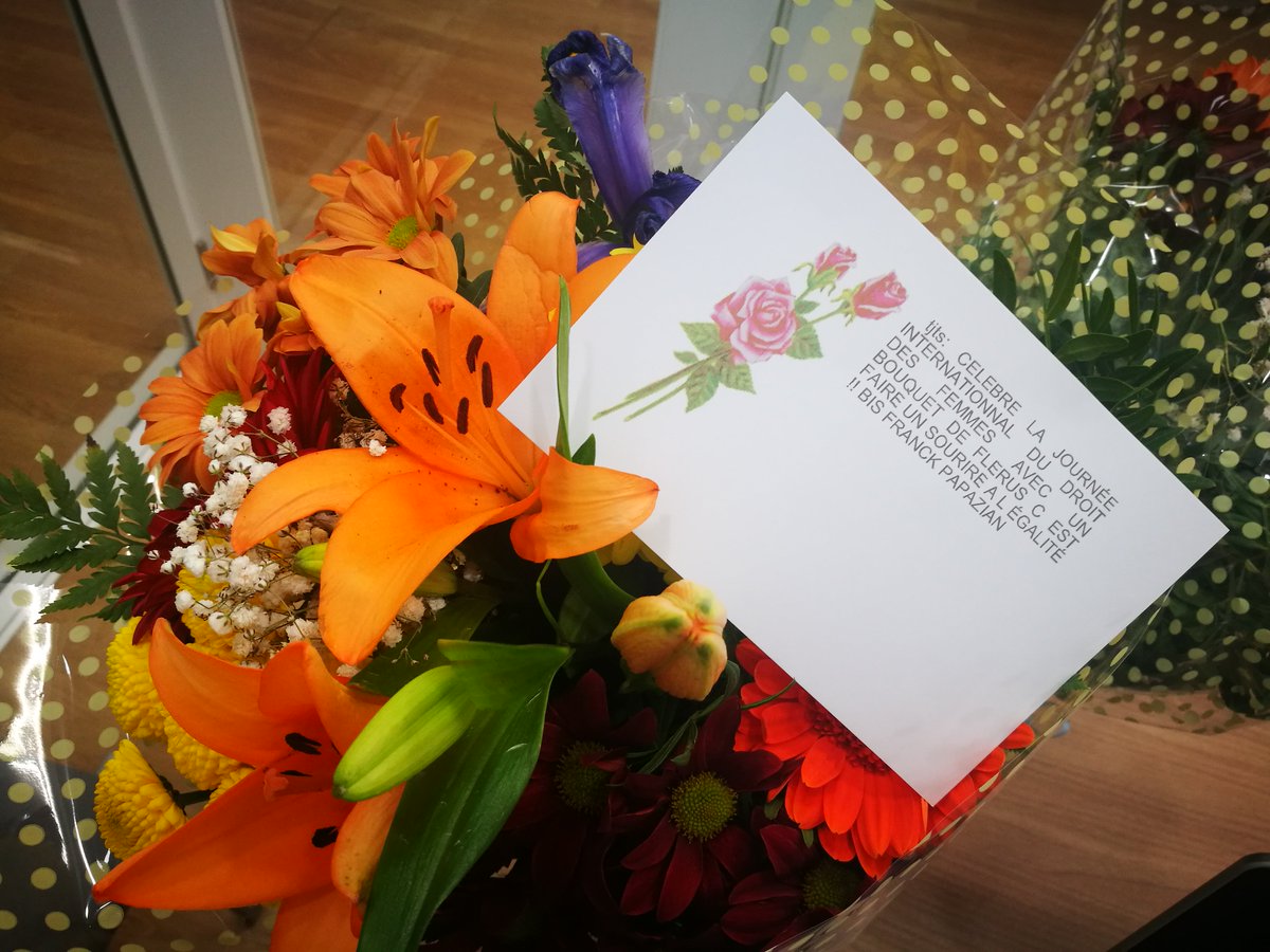 Ayer con motivo Día Internacional de la Mujer, la directora de @ECSBarcelona  y coordinación tuvimos un precioso ramo de flores para cada una, enviado por la dirección de MediaSchool, !Muchas gracias, nos ha encantado!  @FranckPapazian @KLmediaschool @MediaSchoolGr